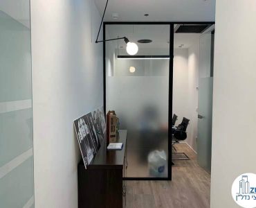 פינת כניסה במשרד של לקוחה מרוצה מעסקת תיווך במגדלי הארבעה תל אביב