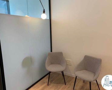 פינת המתנה במשרד של לקוחה מרוצה מעסקת תיווך במגדלי הארבעה תל אביב