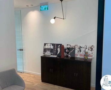 פינת כניסה במשרד של לקוחה מרוצה מעסקת תיווך במגדלי הארבעה תל אביב