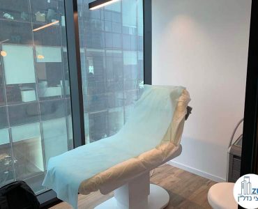 כיסא טיפולים במשרד של לקוחה מרוצה מעסקת תיווך במגדלי הארבעה תל אביב