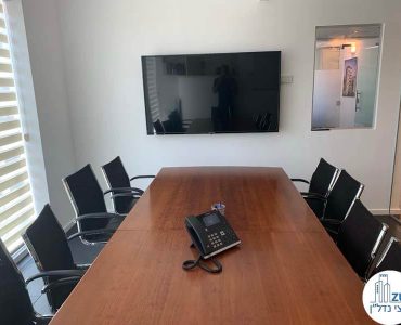 שולחן ישיבות במשרד של לקוחות מרוצים במתחם רוטשילד תל אביב