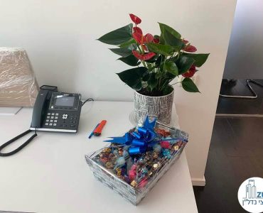 מתנה במשרד של לקוחות מרוצים במתחם רוטשילד תל אביב