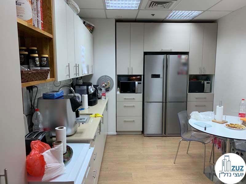 מטבחון של משרד להשכרה במגדל גיבור ספורט מתחם הבורסה רמת גן