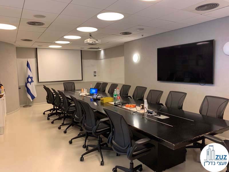 חדר ישיבות של משרד להשכרה במגדל גיבור ספורט מתחם הבורסה רמת גן
