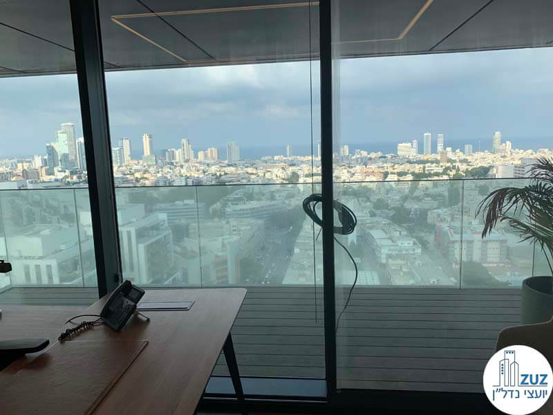 חדר עם מרפסת של משרד להשכרה במגדלי הארבעה תל אביב
