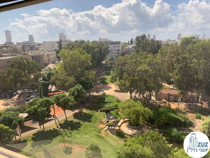 נוף לפארק מחלון של משרד להשכרה במתחם שרונה תל אביב