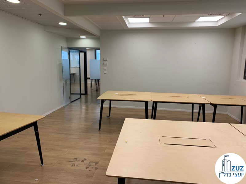 חדר עם שולחנות של משרד להשכרה ביגאל אלון תל אביב