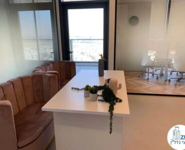 פינת ישיבה של משרד להשכרה במגדל הכשרת הישוב במתחם בסר בני ברק
