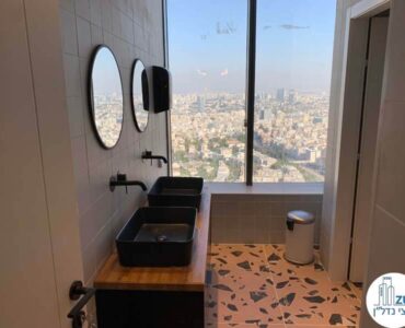 שירותים של משרד להשכרה במגדל הכשרת הישוב במתחם בסר בני ברק