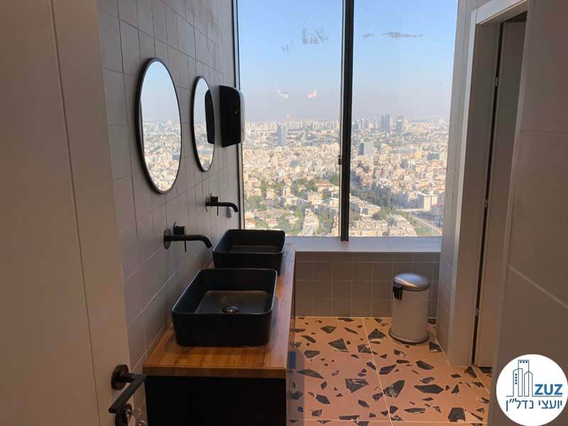 שירותים של משרד להשכרה במגדל הכשרת הישוב במתחם בסר בני ברק