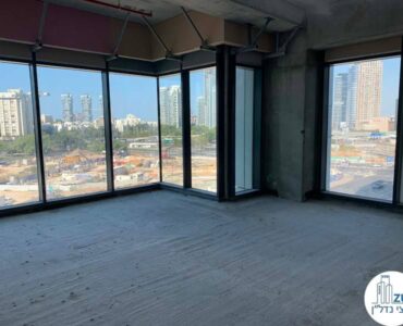 חלון של משרד להשכרה ברמת מעטפת במגדל רסיטל תל אביב