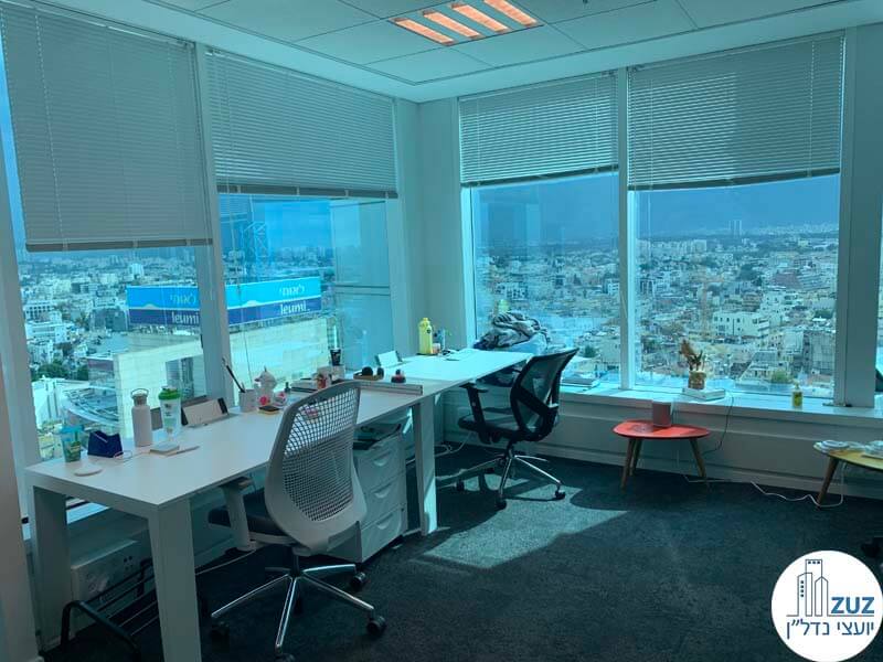עמדות עבודה של משרד להשכרה במגדל דיסקונט תל אביב