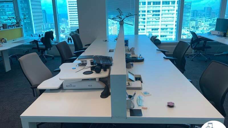 שולחן עבודה של משרד להשכרה במגדל דיסקונט תל אביב