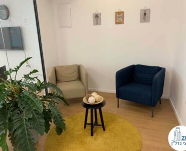 פינת ישיבה של משרד להשכרה במגדל מידטאון בתל אביב