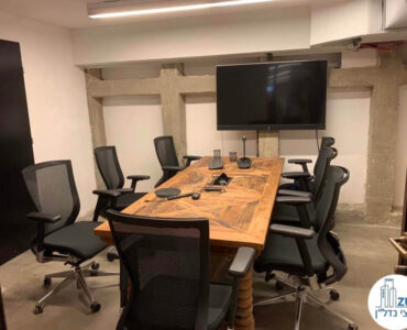 חדר ישיבות של משרד להשכרה ברחוב שונצינו שכונת מונטיפיורי