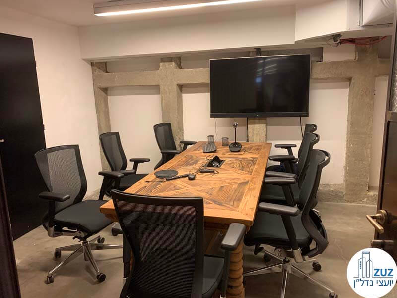 חדר ישיבות של משרד להשכרה ברחוב שונצינו שכונת מונטיפיורי