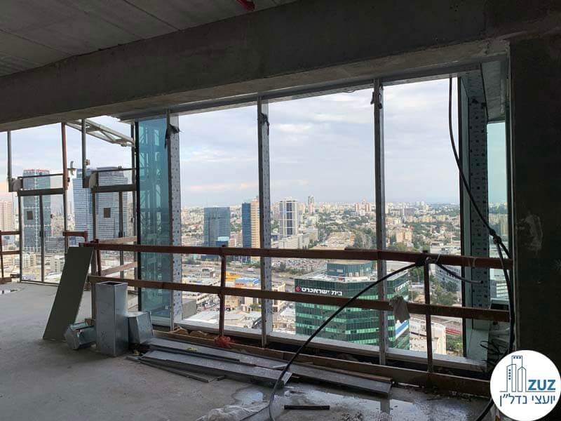 חלון של משרד למכירה במגדל סקיי טאוור תל אביב