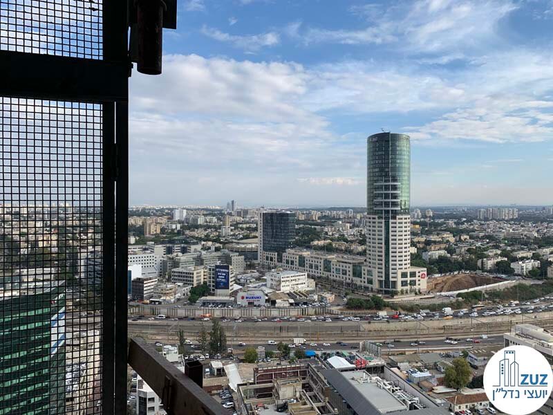 נוף מחלון של משרד למכירה במגדל סקיי טאוור תל אביב
