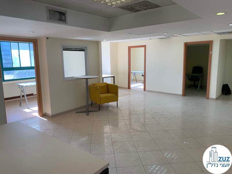 רחבת כניסה של משרד להשכרה במתחם יד חרותים תל אביב