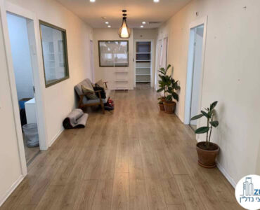 כניסה לחדרים של משרד להשכרה בציר יגאל אלון תל אביב