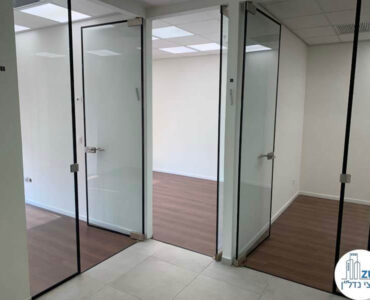 כניסה לחדרים של משרד להשכרה במגדלי אלון תל אביב