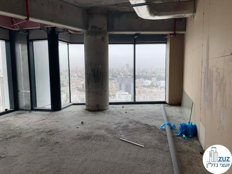 מעטפת במשרד של לקוחות מרוצים מעסקת מכירה במגדל רסיטל תל אביב