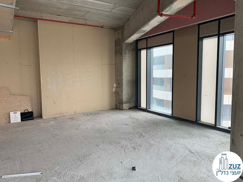 מעטפת במשרד של לקוחות מרוצים מעסקת מכירה במגדל רסיטל תל אביב