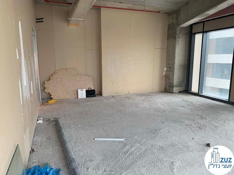 מטעפת במשרד של לקוחות מרוצים מעסקת מכירה במגדל רסיטל תל אביב