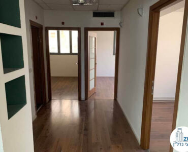 כניסה לחדרים של משרד להשכרה בשכונת מונטיפיורי תל אביב