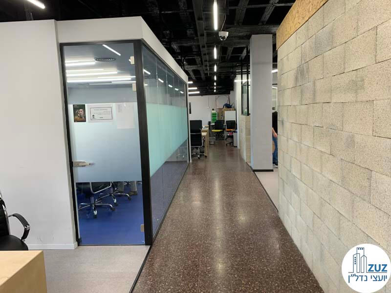 מסדרון של משרד להשכרה במתחם שרונה תל אביב