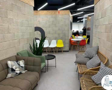 פינת ישיבה של משרד להשכרה במתחם שרונה תל אביב
