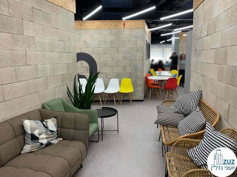 פינת ישיבה של משרד להשכרה במתחם שרונה תל אביב