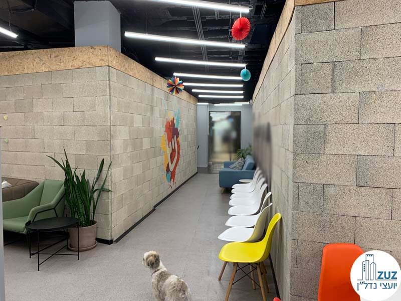 פינת כניסה של משרד להשכרה במתחם שרונה תל אביב