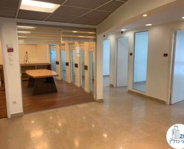 כניסה לחדר ישיבות של משרד להשכרה ליד רכבת השלום תל אביב