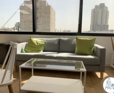 פינת ישיבה של משרד להשכרה בסמוך לעזריאלי תל אביב