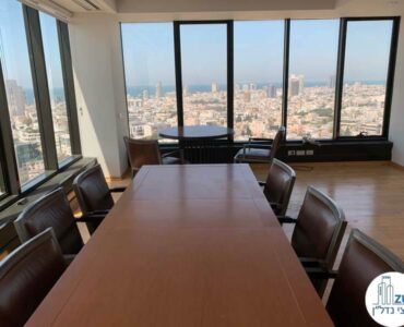 שולחן ישיבות של משרד להשכרה בתל אביב במגדל לוינשטיין