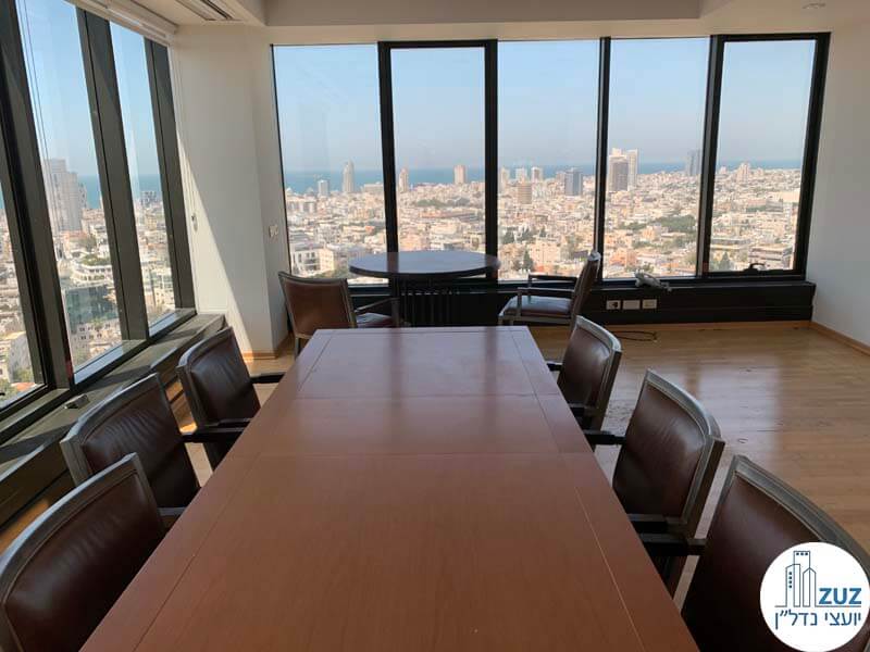 שולחן ישיבות של משרד להשכרה בתל אביב במגדל לוינשטיין