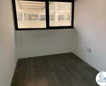 חדר של משרד להשכרה עם מרפסת בציר יגאל אלון תל אביב