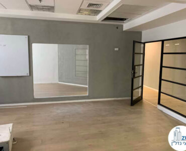 חדר של משרד להשכרה בציר יגאל אלון תל אביב