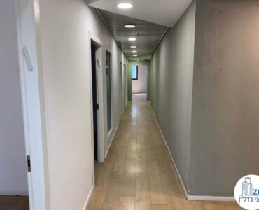 מסדרון של משרד להשכרה בציר יגאל אלון תל אביב
