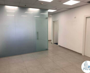 פינת כניסה של משרד להשכרה במגדל השחר גבעתיים