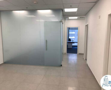 פינת כניסה של משרד להשכרה במגדל השחר גבעתיים