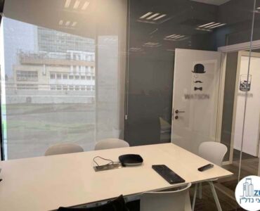 חדר עם שולחן של משרד להשכרה לחברות הייטק במתחם בית המשפט תל אביב