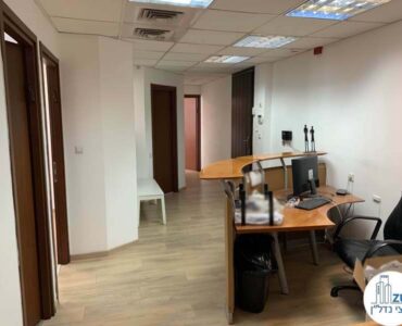 פינת כניסה של משרד להשכרה על ציר מנחם בגין תל אביב