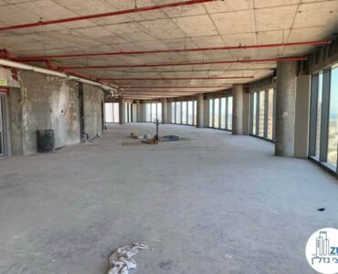 משרד במצב מעטפת של משרד להשכרה במגדל ספיר רמת גן