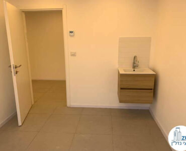 חדר עם כיור של קליניקה להשכרה בבית הרופאים תל אביב