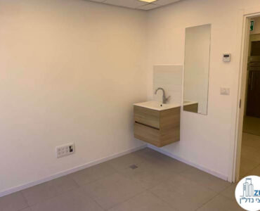 חדר עם כיור של קליניקה להשכרה בבית הרופאים תל אביב