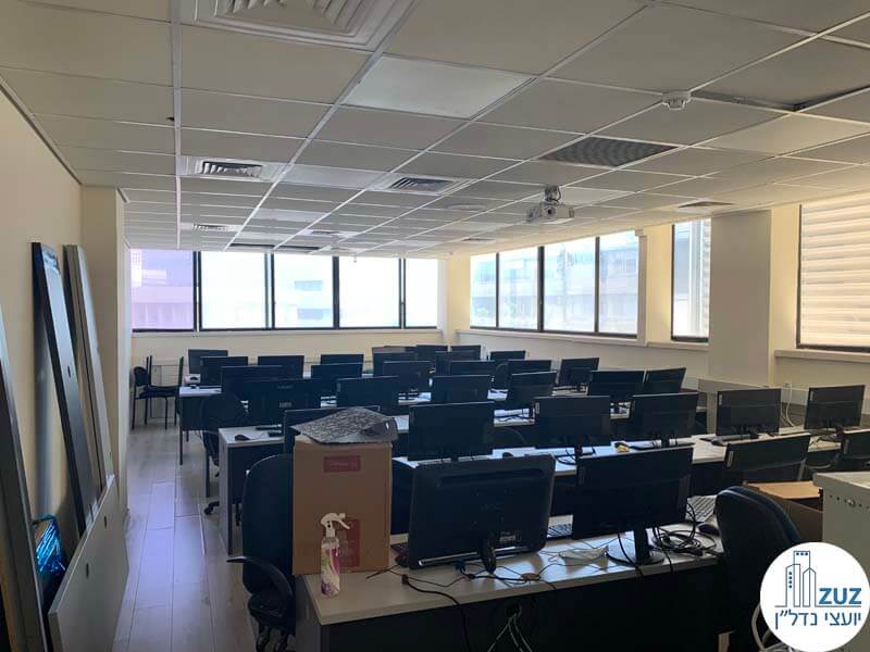 עמדות עבודה של משרד להשכרה במתחם הבורסה רמת גן