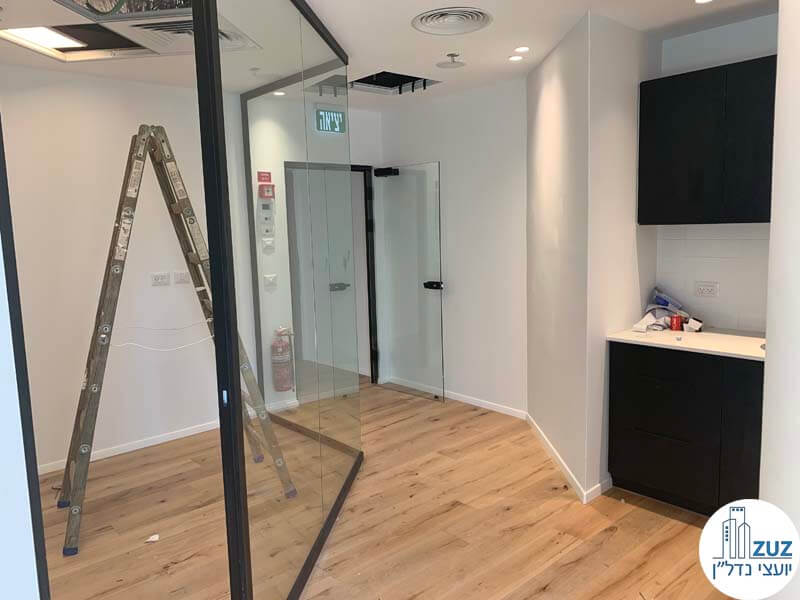 פינת כניסה של משרד להשכרה במגדל ספיר מתחם הבורסה