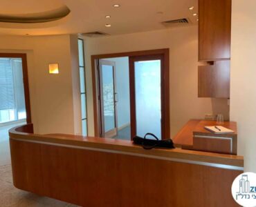 עמדת קבלה של משרד להשכרה במגדל אלרוב מתחם רוטשילד תל אביב